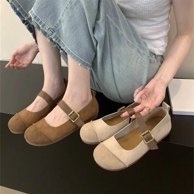 Женские туфли на плоской подошве с круглым носком