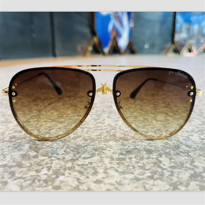 

2022Brand Design Fashion Women Small Bee Sunglasses Retro Colourful Rivet Glasses Female Male Outdoor Traveling Eyeglasses UV400