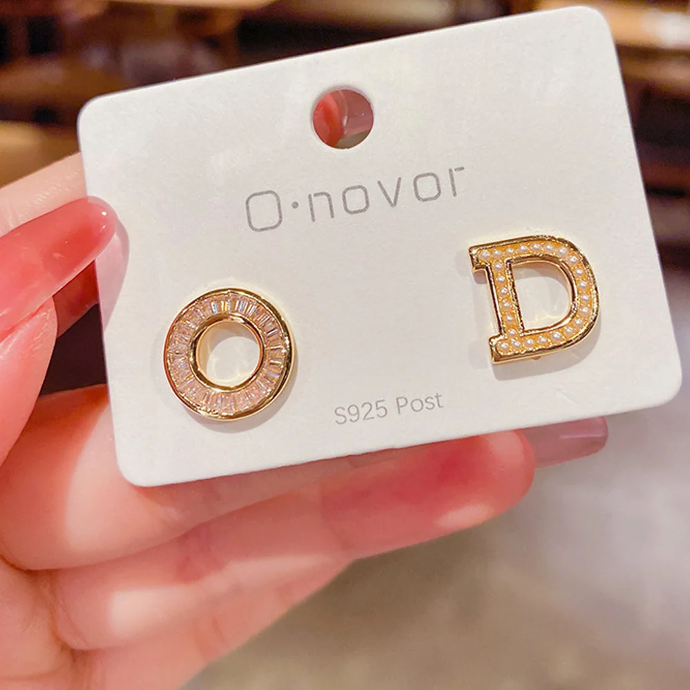 

Luxury Zircon Asymmetrical Pearl Earrings for Women Personality Crystal D O Letters Ear Studs Girl Fashion Party Friendship Gift