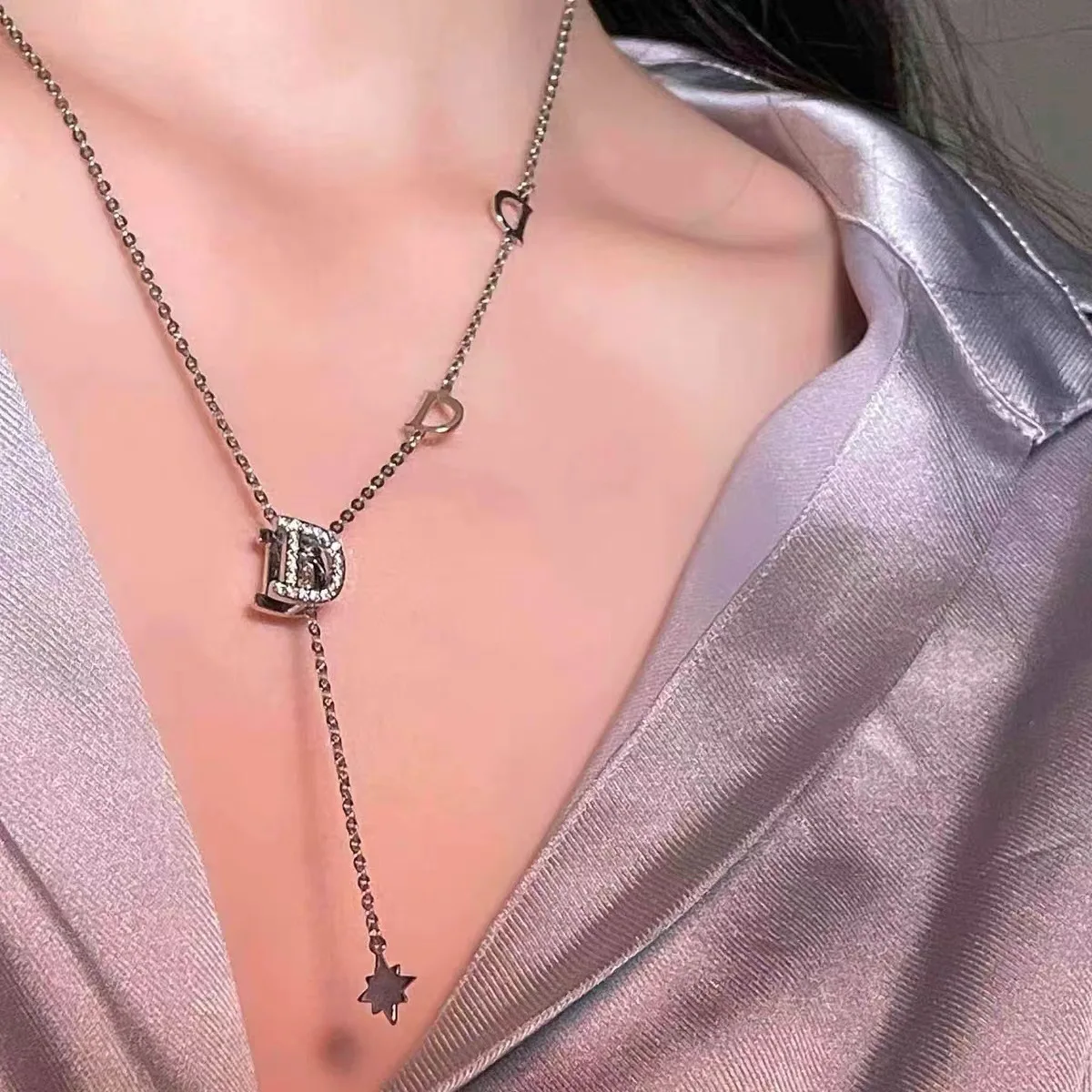

Korean Version Letter D Personality Necklace Female Light Luxury Niche Design Feel Exquisite Clavicle Chain