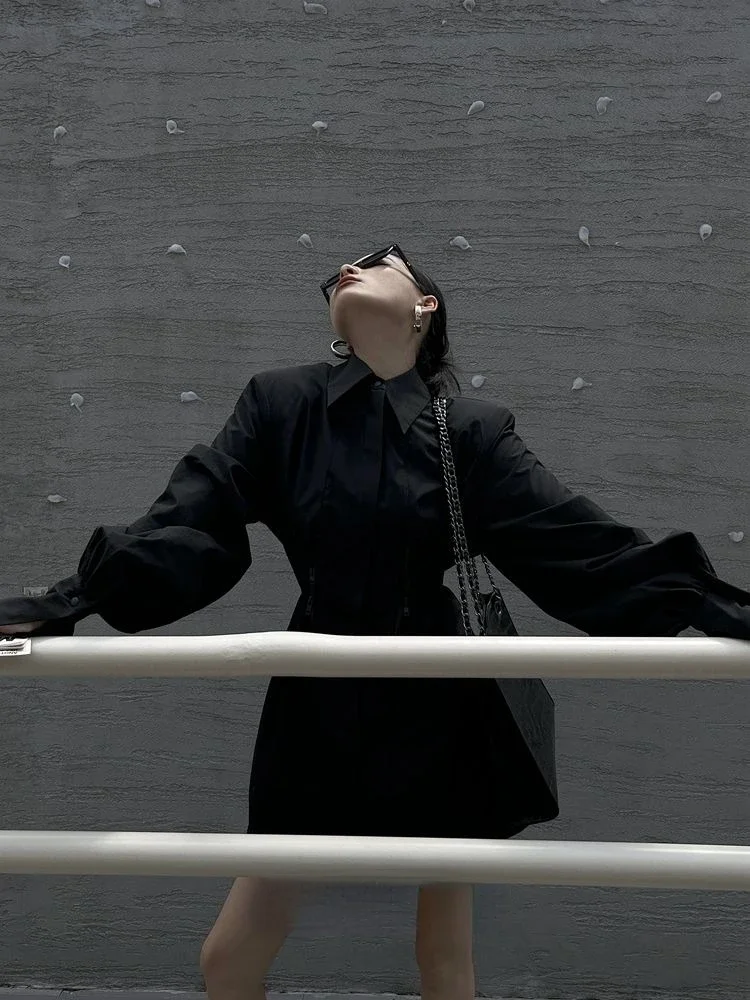 Женская винтажная блузка на молнии черная универсальная приталенная с отложным