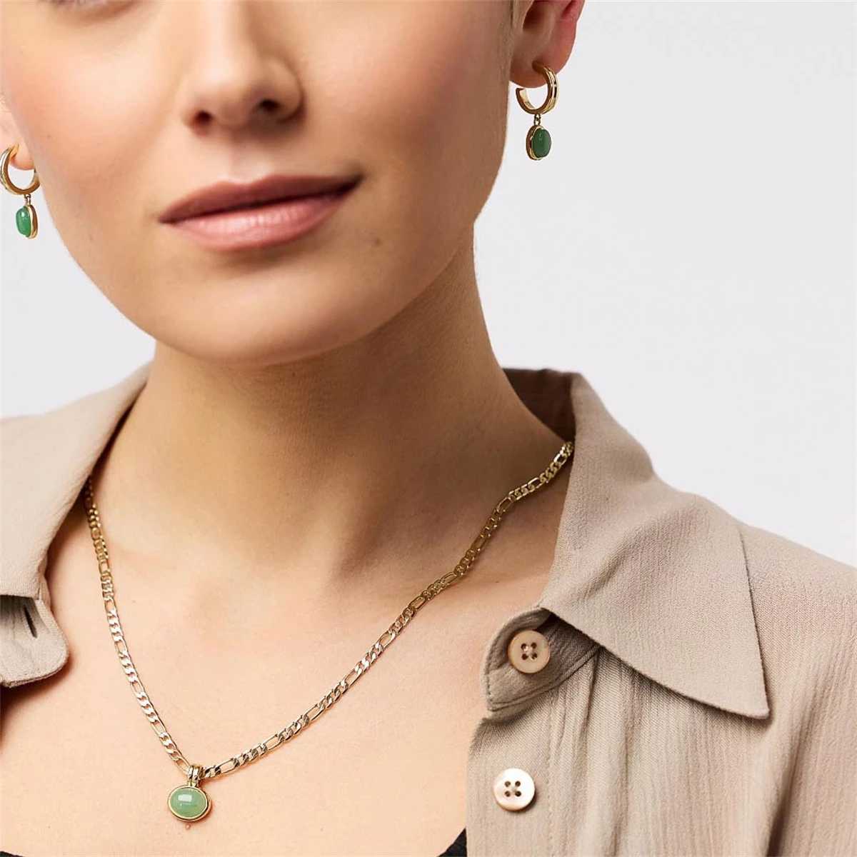 Простое зеленое ожерелье из натурального камня с цепочкой Фигаро покрытием