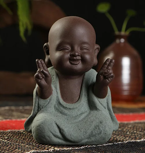 

Керамическая статуя Будды-монаха песочного цвета