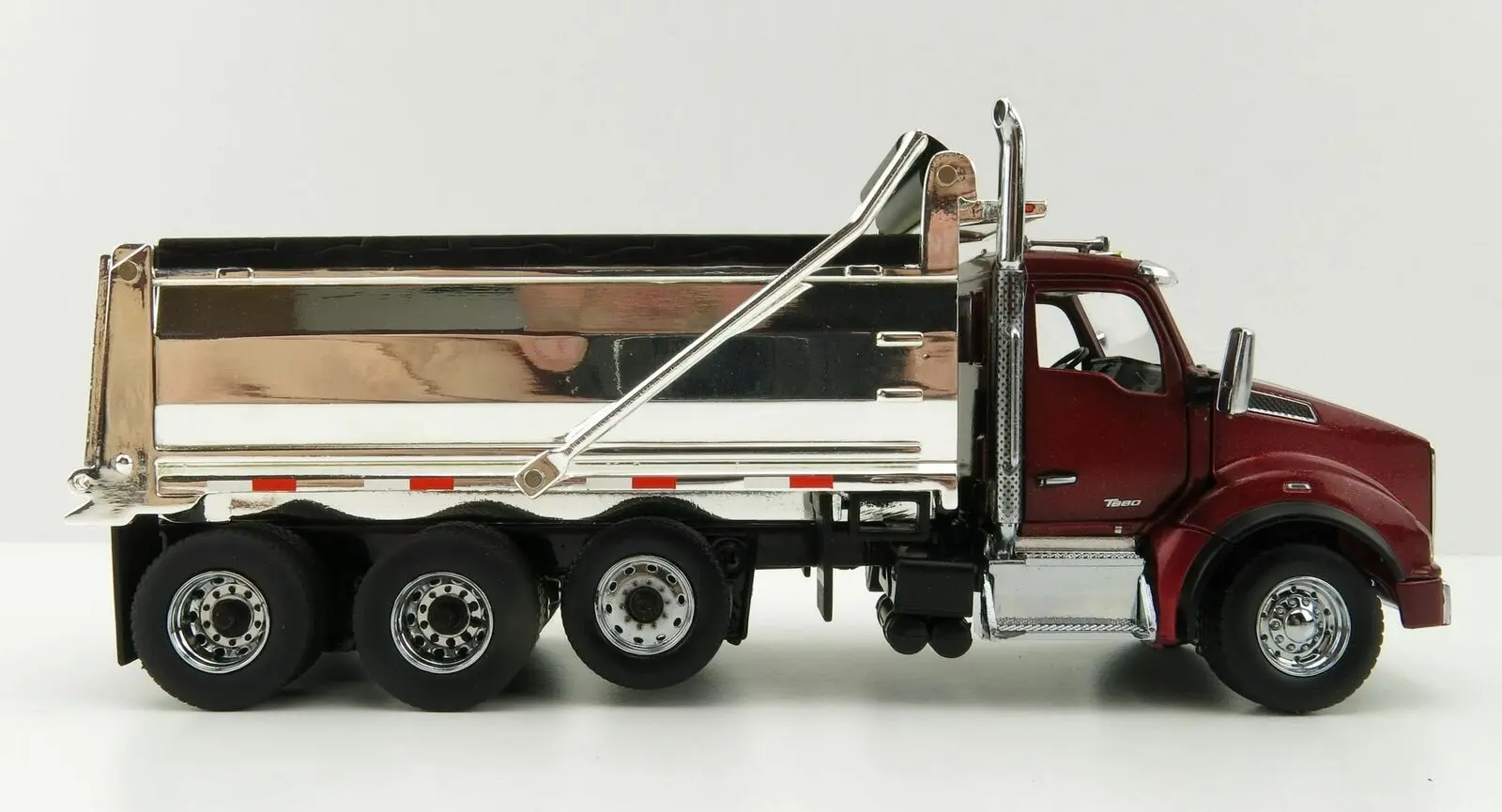 

Diecast Masters 71059 Kenworth T880 SBFA Dump Truck Radiant Red Chrome 1:50 Scale DieCast Model New in Box