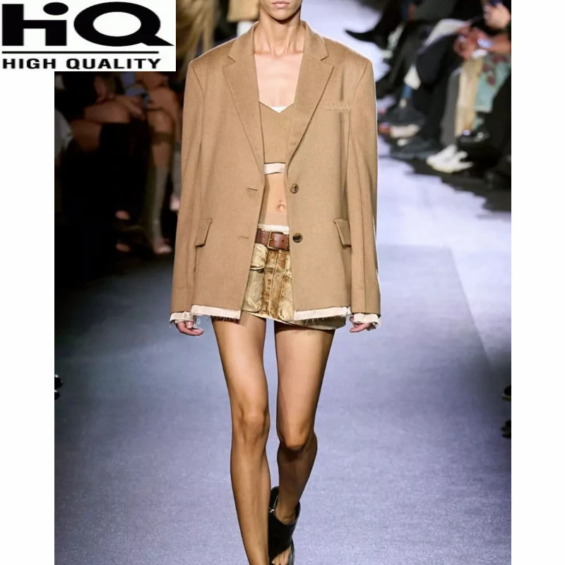 

Женский комплект из блейзера и топа на бретелях-спагетти с вышивкой