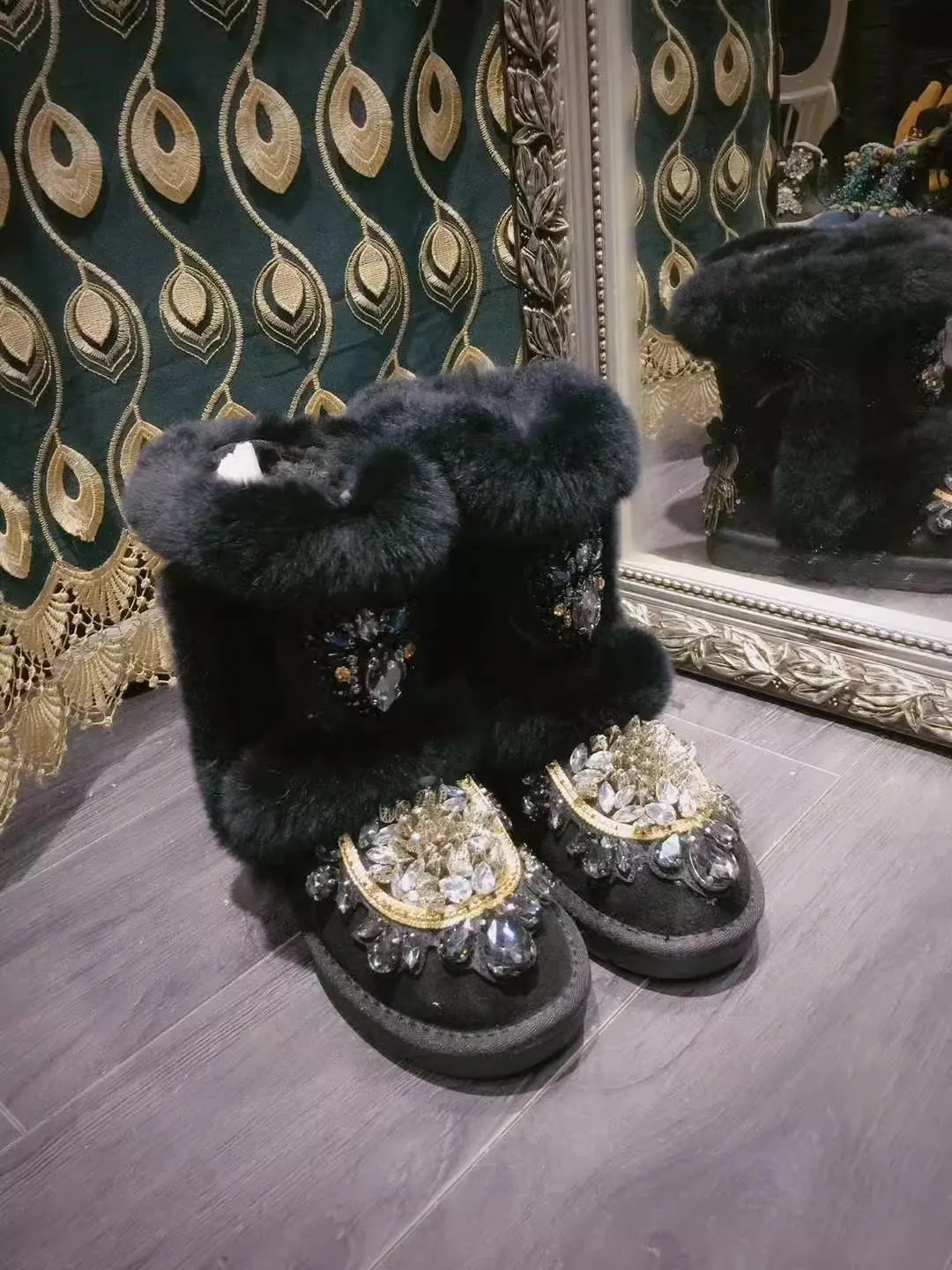 Зимние ботинки с вышивкой круглым носком