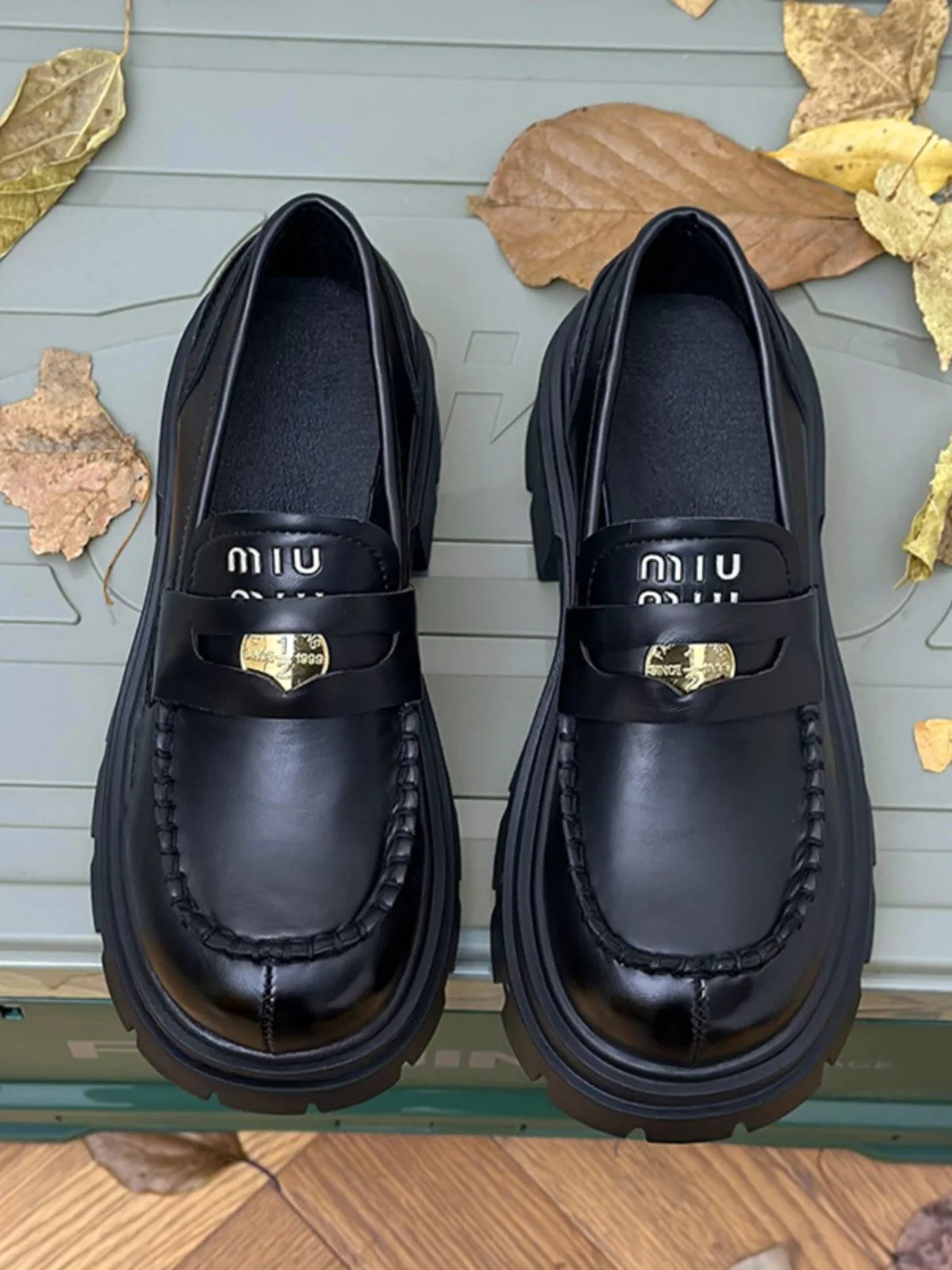 Кожаные туфли на толстой подошве с золотыми монетами для женщин новые коричневые