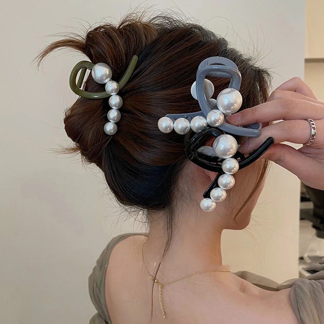 

Big Pearls Heart Hair Claw Woman Acrylic Crossing Design Hair Claws Girls Shark Clip Hairpins Lady Headwear Ornaments 8cm