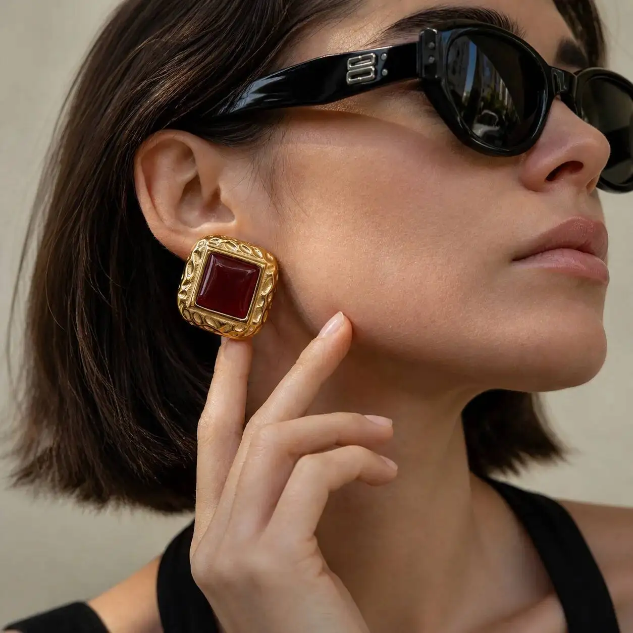 Фото Новые модные серьги-гвоздики PuRui из нержавеющей стали с позолотой 18K для женщин, винтажные квадратные серьги из красной и черной смолы, ювелирный подарок №3