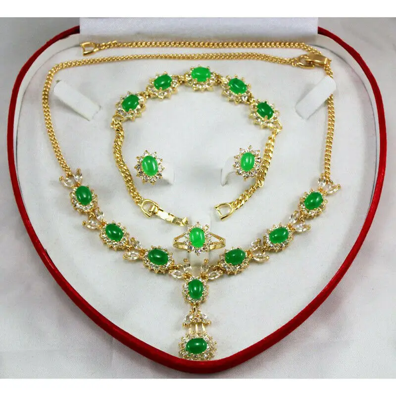 

Комплект из колье, серёг, кольца и браслета