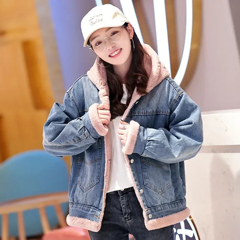 Теплая женская джинсовая куртка с капюшоном и бархатной подкладкой Новинка