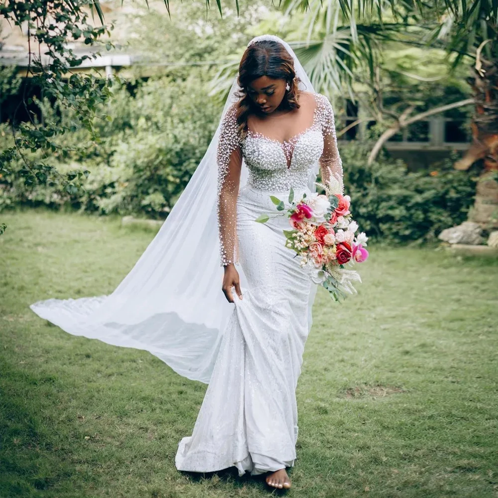 

Блестящее женское платье с длинным рукавом и блестками