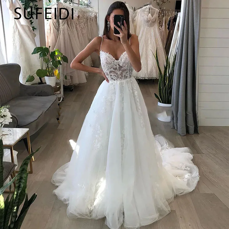 Белое свадебное платье трапециевидной формы из тюля с аппликацией на тонких