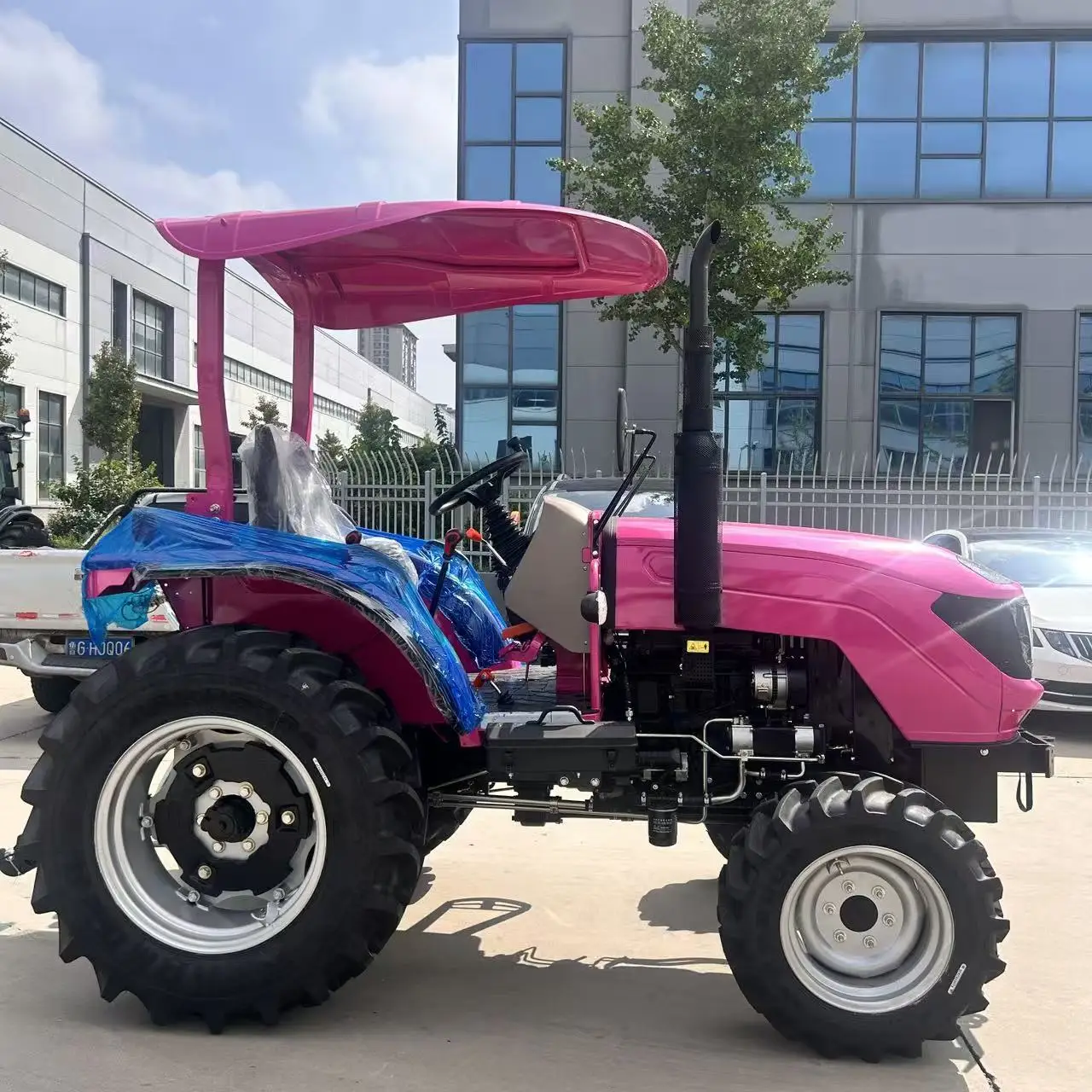 Фото Продается: мини-трактор CE COC 4X4 мощностью 25-150 л.с. с бульдозерным и погрузочным отвалами; допущен к эксплуатации на дорогах общего пользования. №5