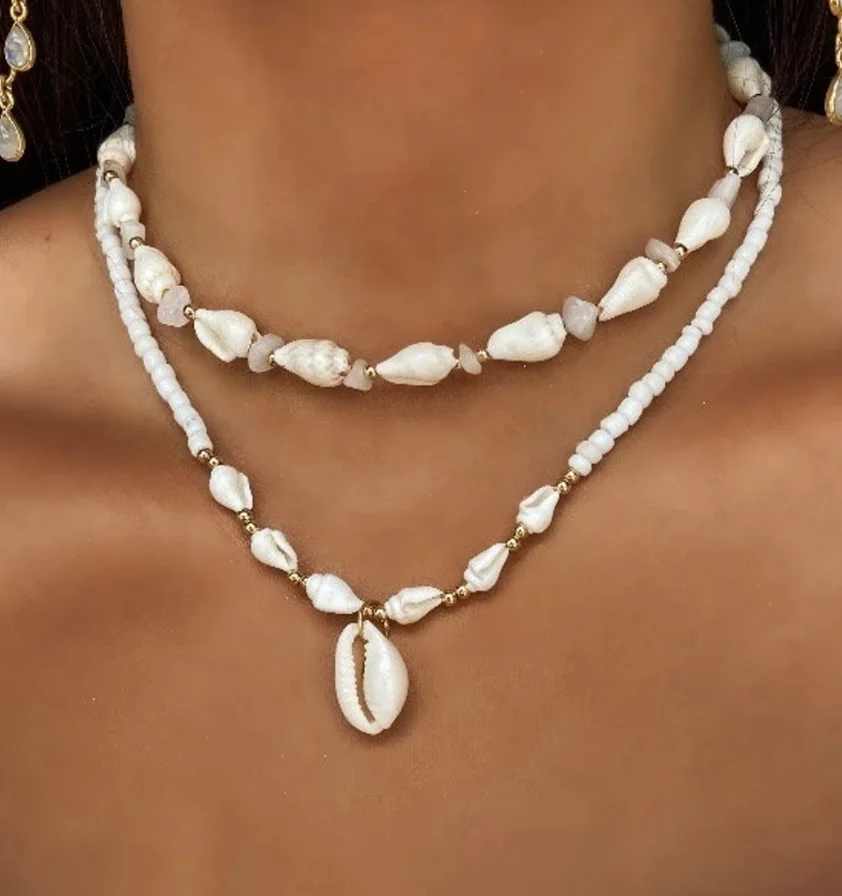 Ожерелье из белого стекла с бусинами