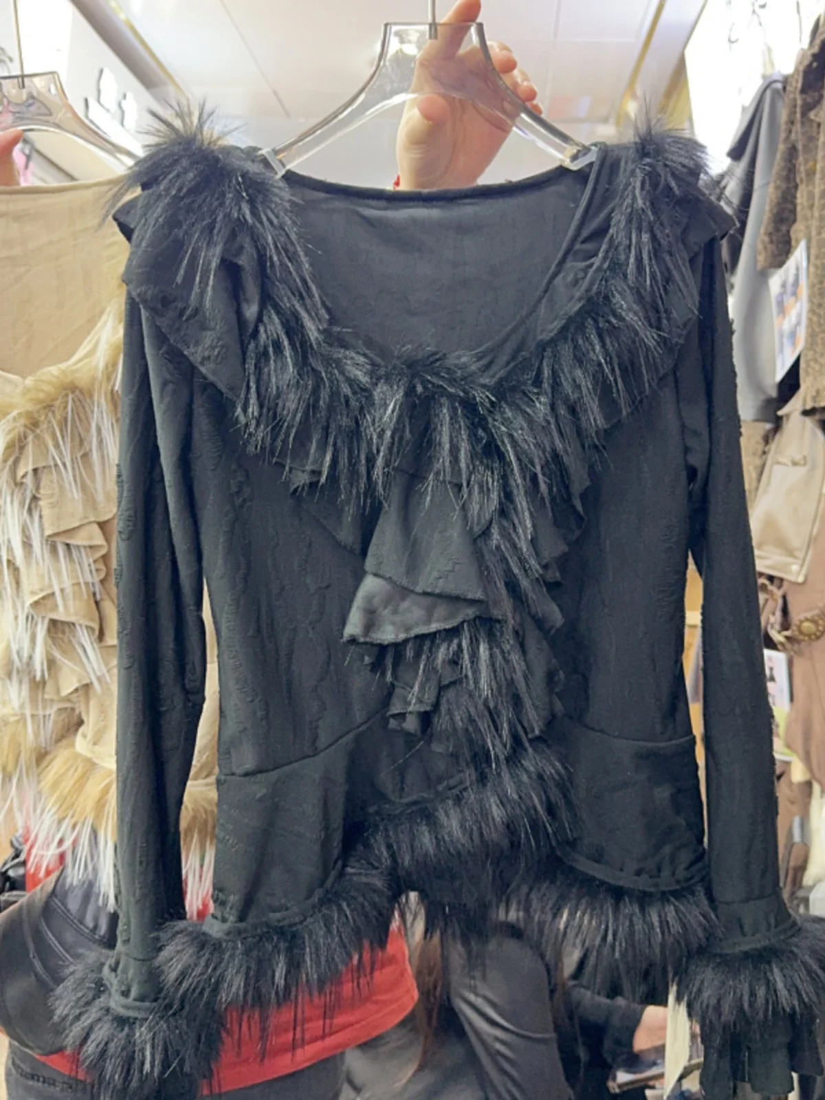 Куртка женская осенне-зимняя с V-образным вырезом и перфорацией