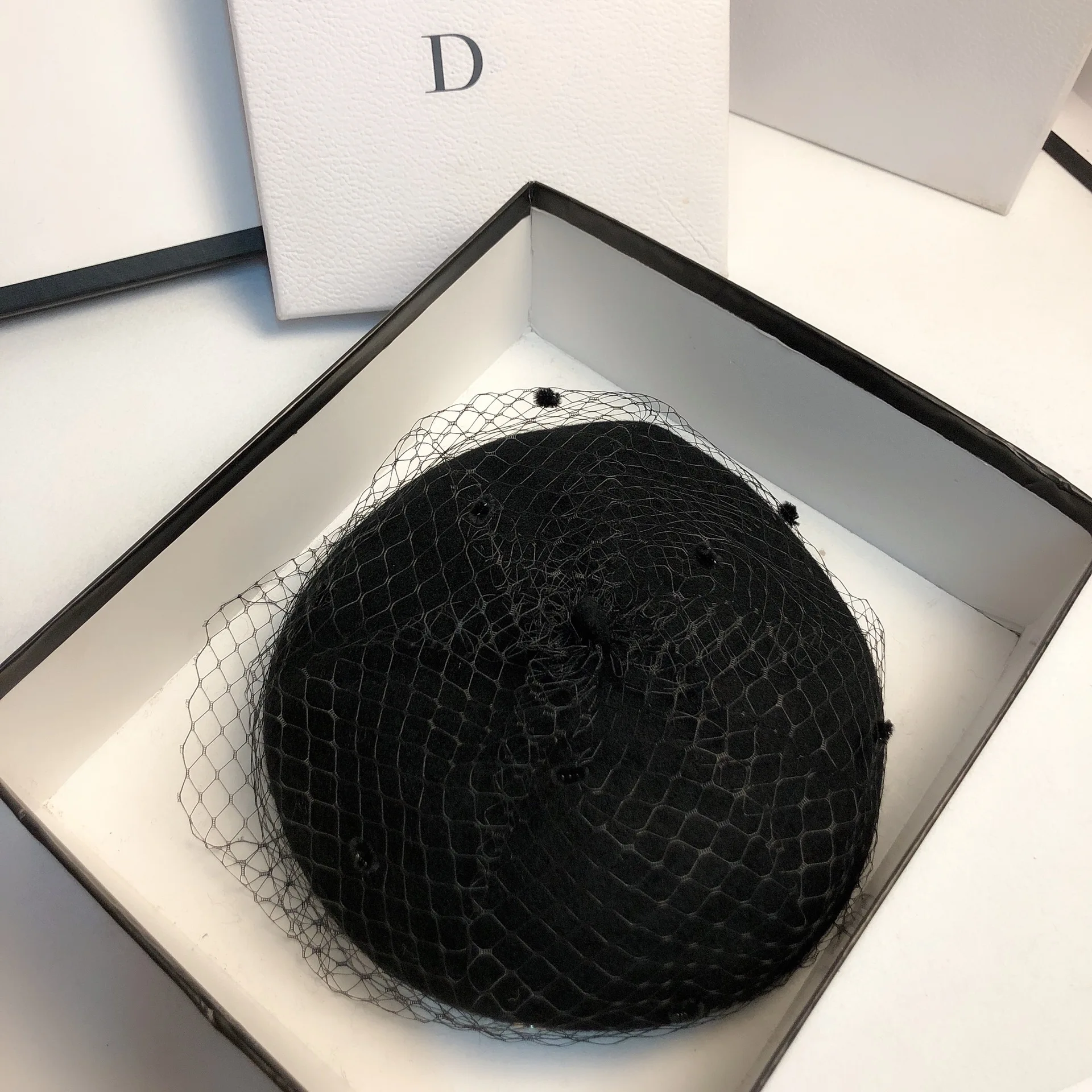 Шерстяной берет с вуалью