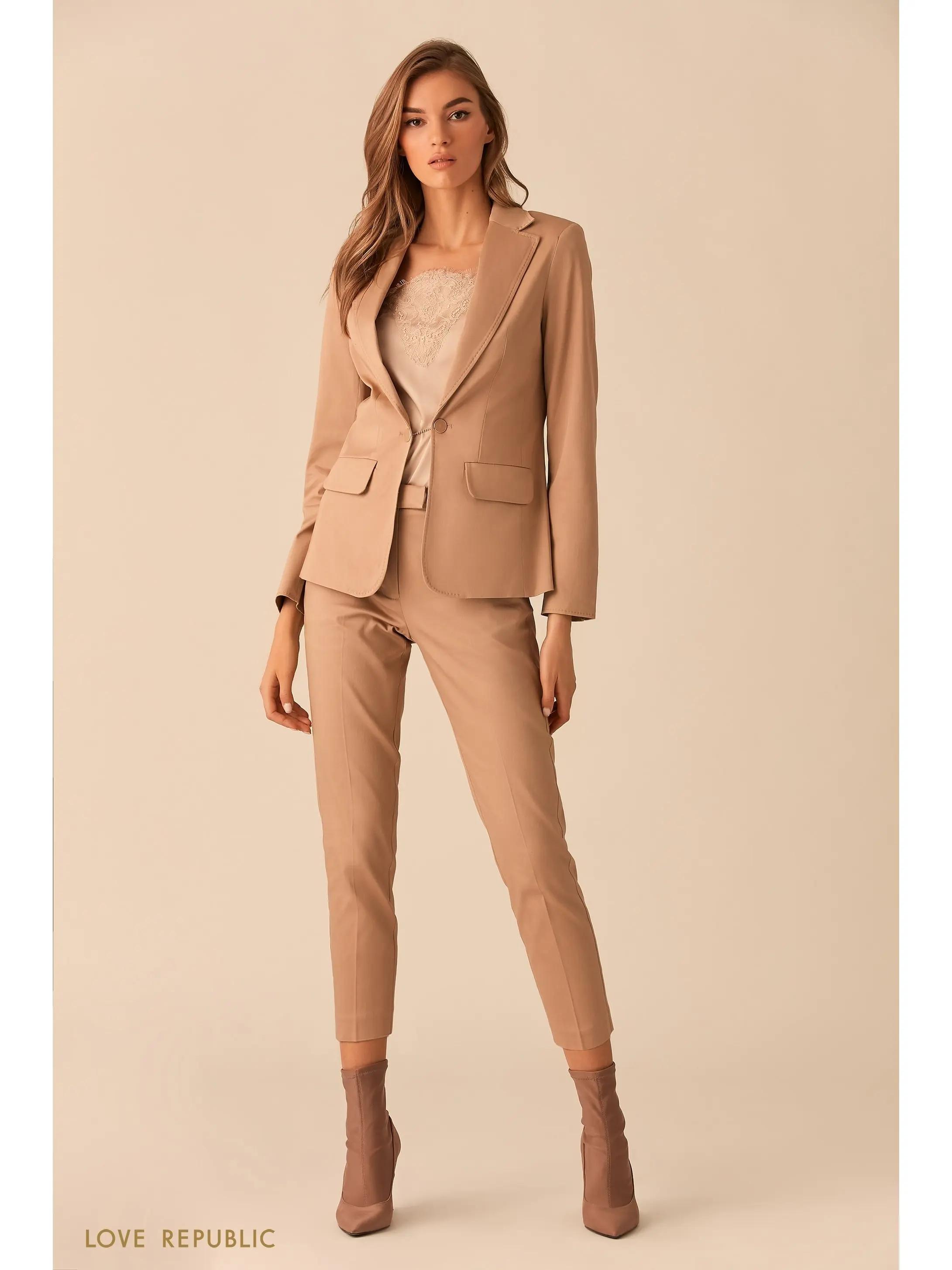 бежевый жакет женский. голубой пиджак и бежевые брюки. бежевые брюки бежевый пиджак. пиджак к бежевым брюкам. пиджак под бежевые брюки.