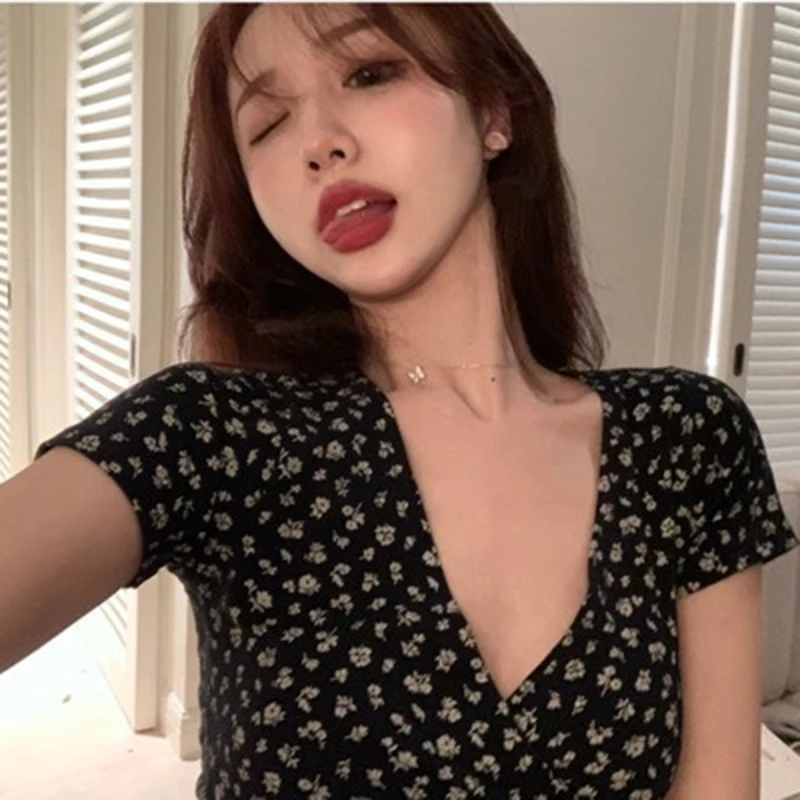 

2022 Summer French Retro Floral V-neck Short-sleeved T-shirt Slim Slimming Wild High Waist T-shirt Women's Top