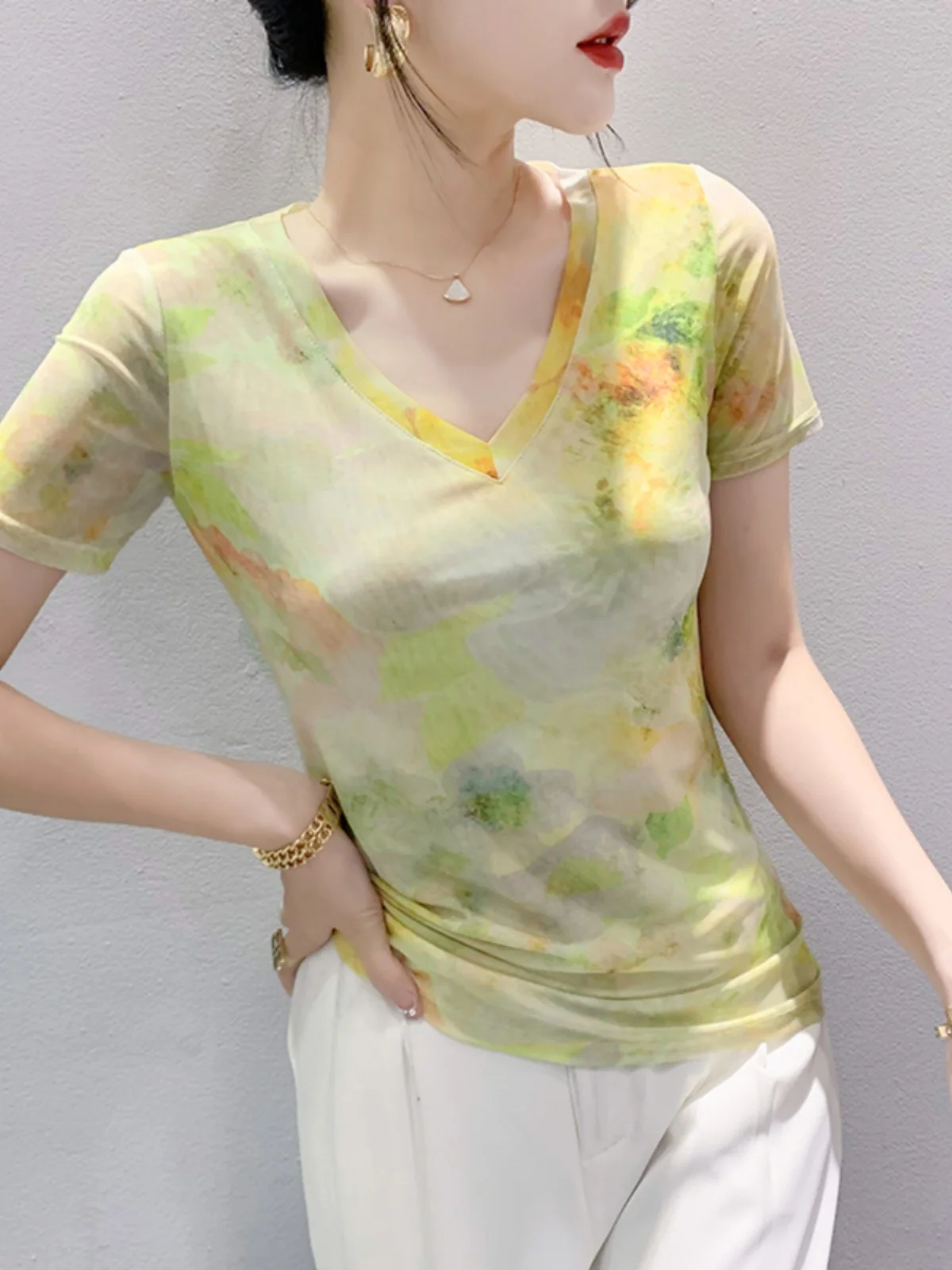 Женская футболка с коротким рукавом V-образным вырезом и принтом