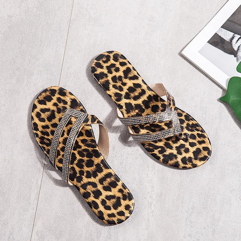 

Большие размеры 35-43; Женские сандалии на плоской подошве; Мягкие Стразы с леопардовым принтом; Повседневные пляжные шлепанцы; Летние Нескользящие удобные шлепанцы