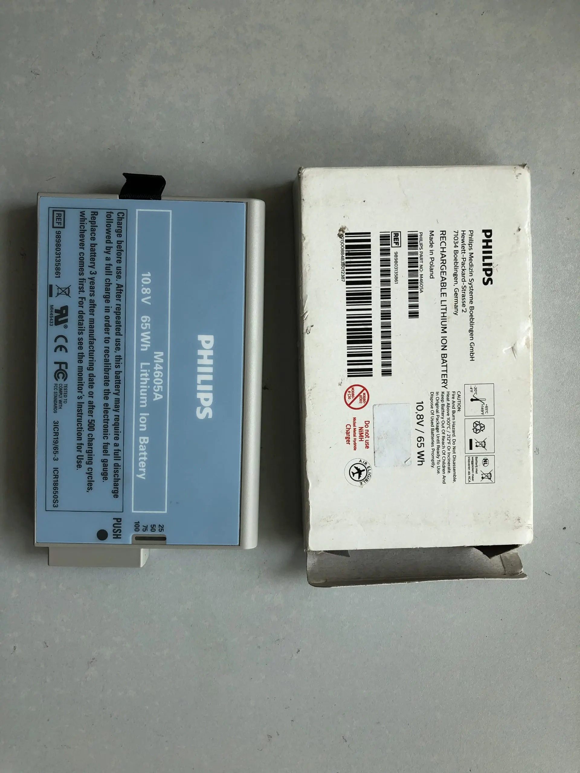 

UGB genuine original PHILIPS monitor VM6 dedicated battery M4605A with box REF: 98980313586110.8V 65Wh31CR19/65-3ICR18650S3