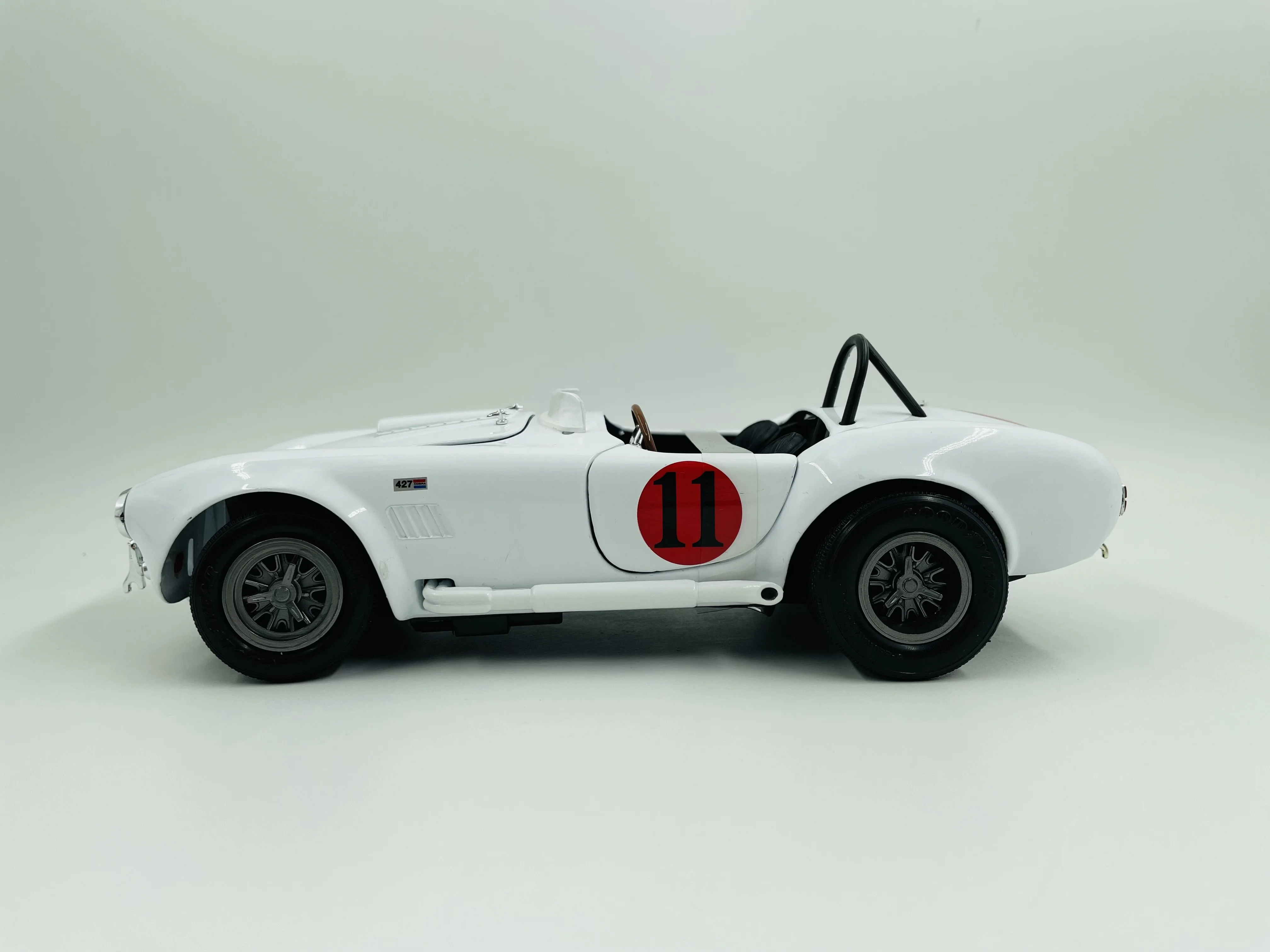 

Коллекционная металлическая модель машины под давлением autoworld 1:18 1965 Cobra Shelby