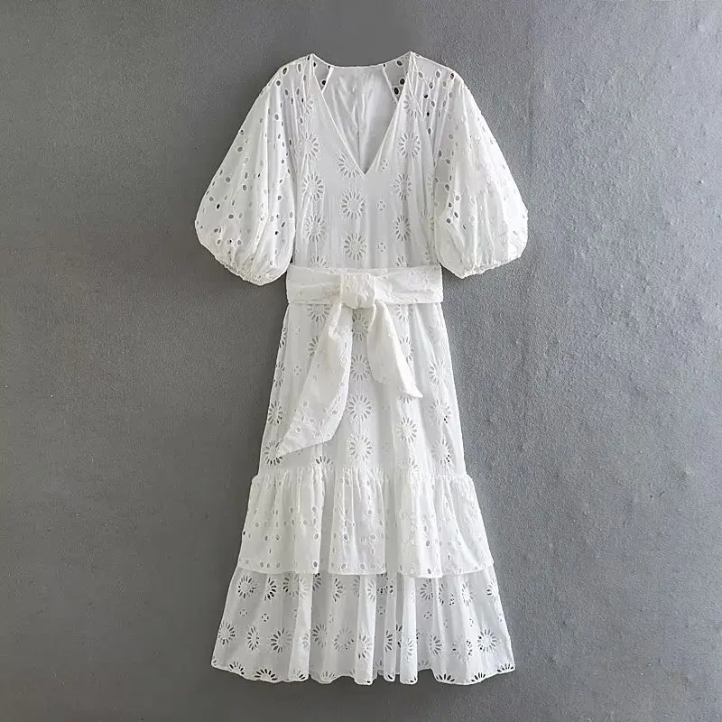 2023 Summer Women's New French Sweetheart White Hollow Out V-neck Panel with Belt Embroidery Long Dress