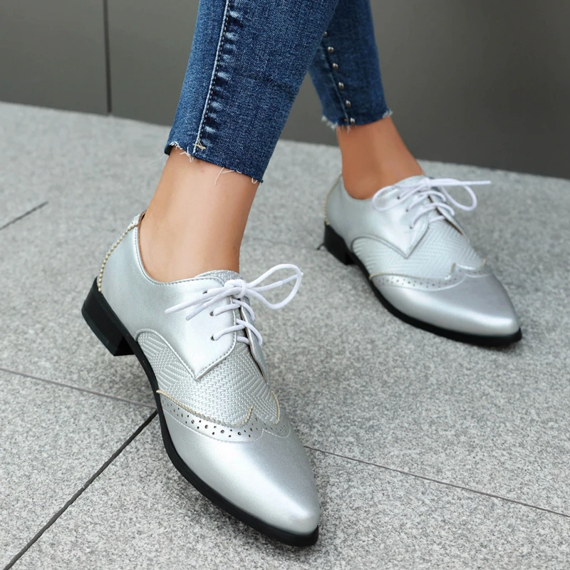 Женские туфли-оксфорды в британском стиле серебристые на шнуровке заостренный