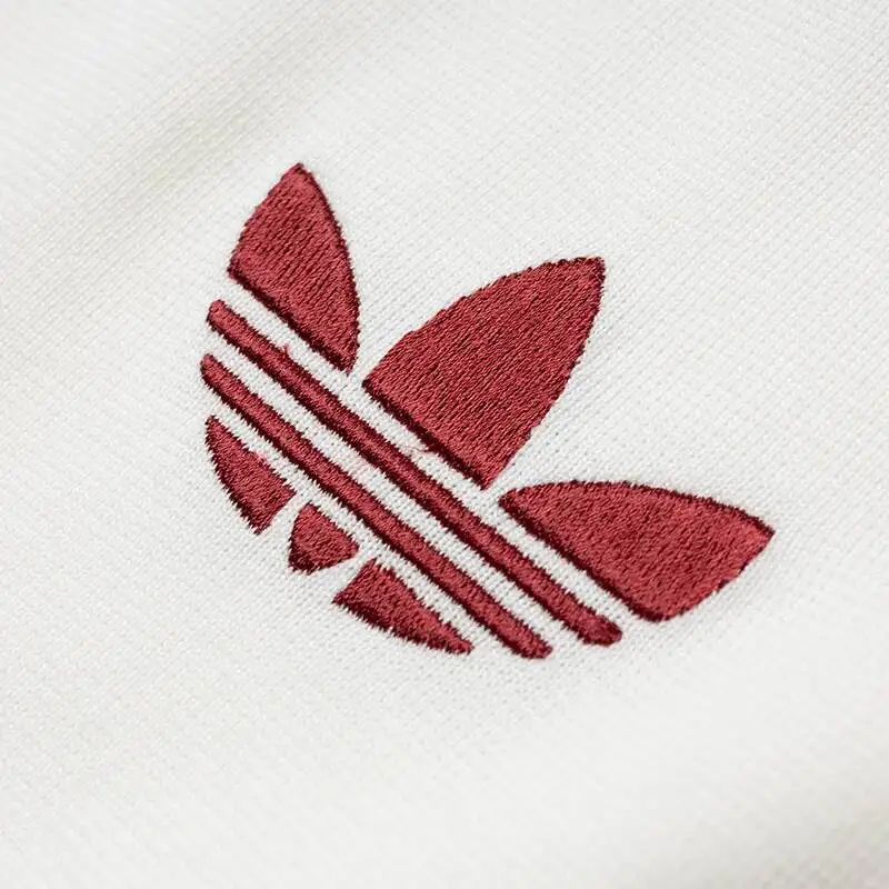 Фото Мужская классическая футболка Adidas JZ2256 с круглым вырезом, кремово-белая, с логотипом в виде трех полосок, мягкая, дышащая, с коротким рукавом, спортивная повседневная футболка №1