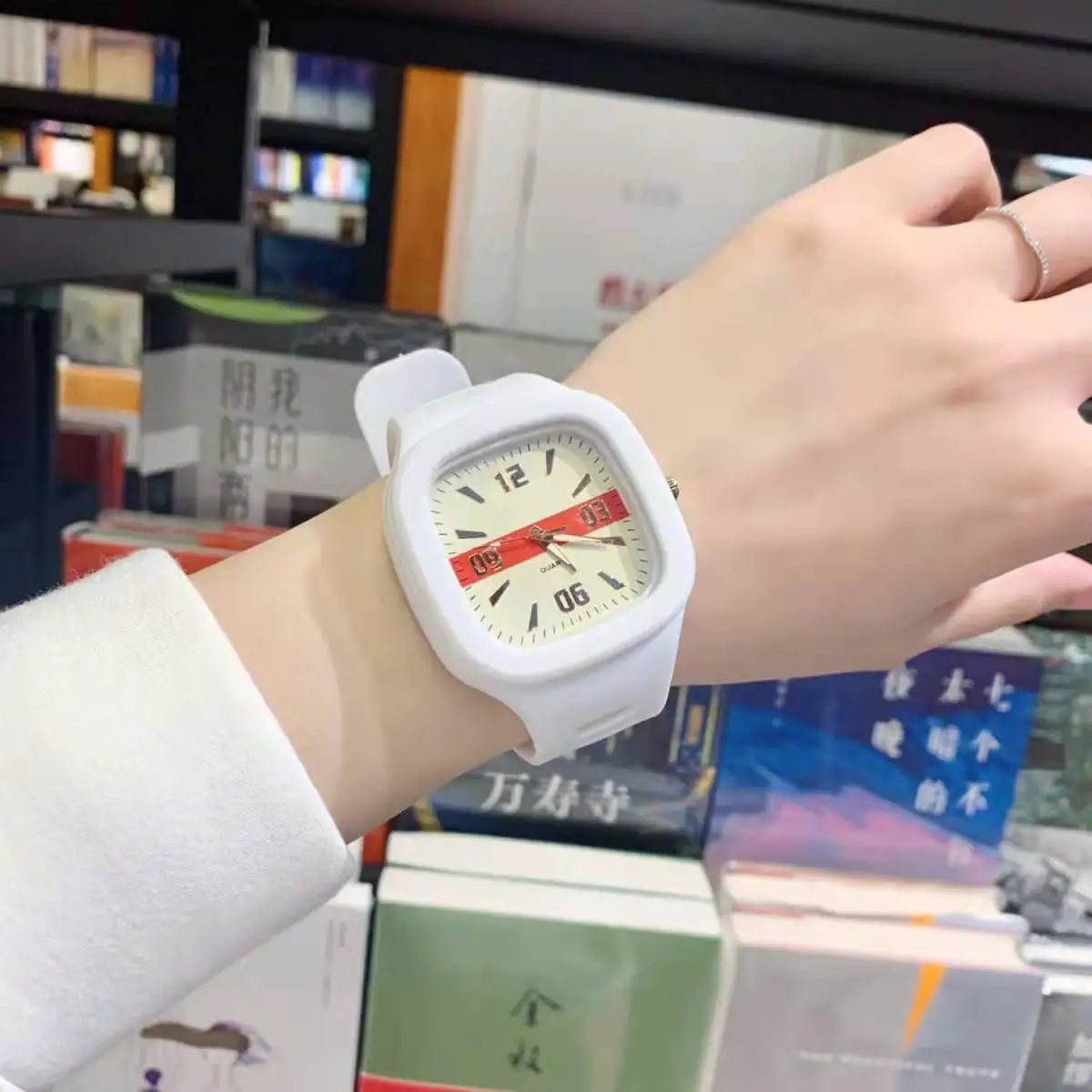 Маленькие квадратные часы для женщин учеников средней школы девушек-подростков