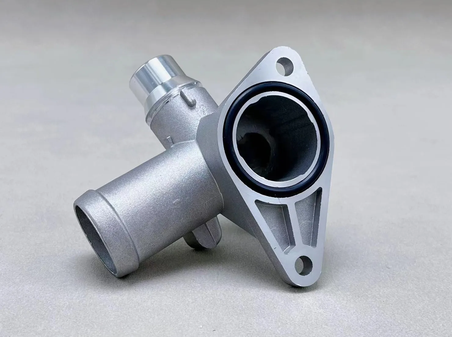 06B 121 133 D соединитель шланга для охлаждения воды фланец 06B121133D Audi A4 Quattro 18T 2002 2003 2004