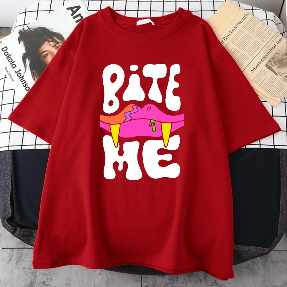 

Футболка мужская летняя с принтом клыков вампира и надписью «Bite Me»