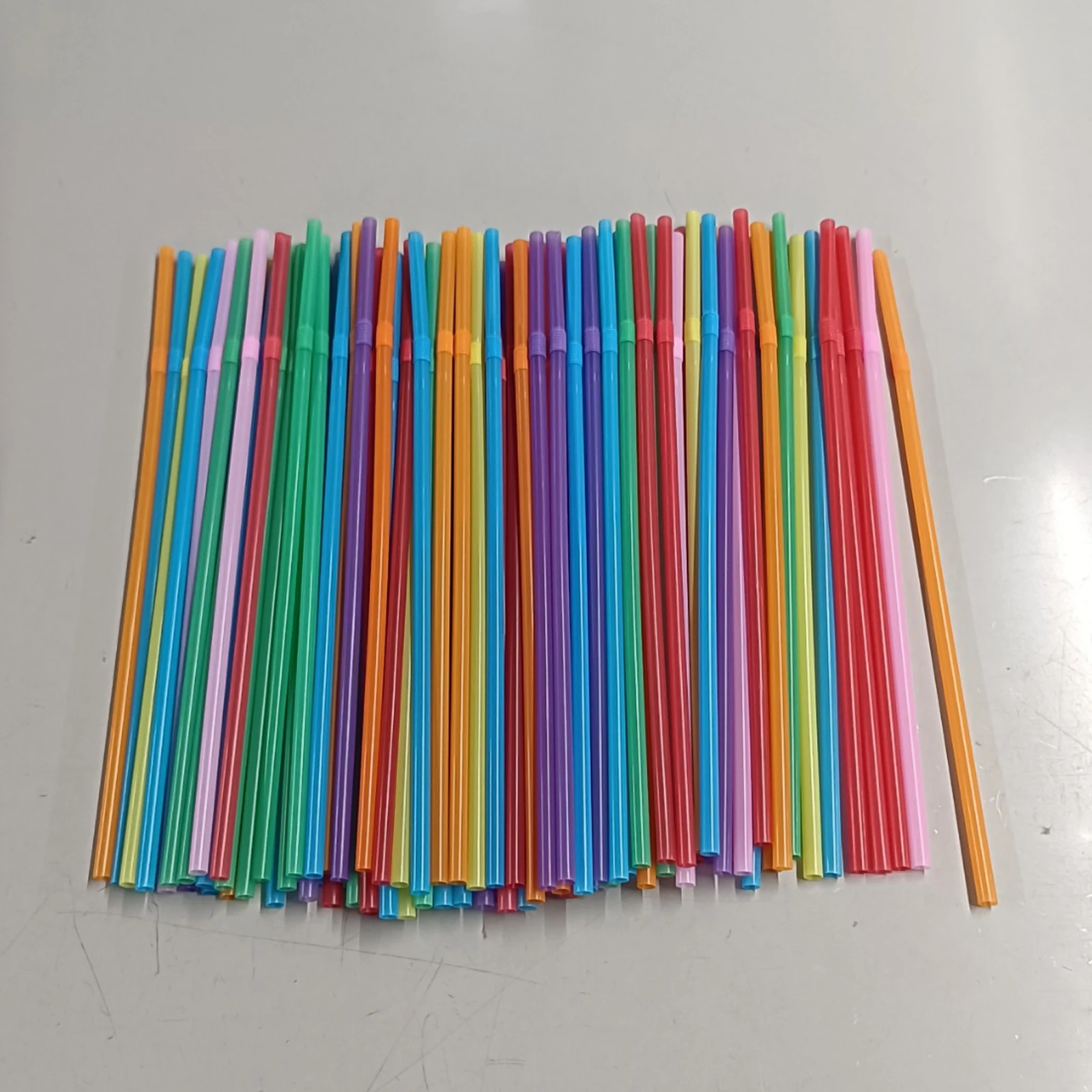 

Многоцветные пластиковые соломинки APWIKOGER