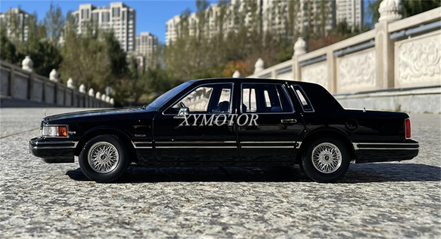 Фото 1:18 для Lincoln Town Car 1984, литая под давлением модель автомобиля второго поколения, черные игрушки, подарки для хобби, коллекция украшений №1