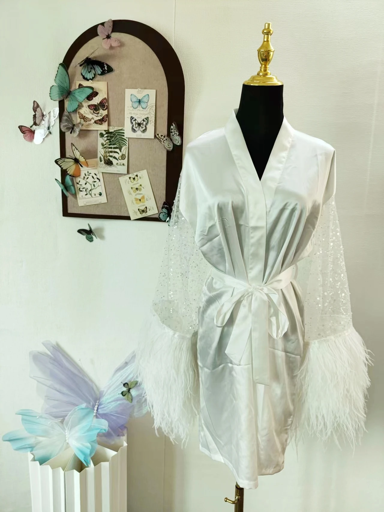 Халат женский атласный с бриллиантами и перьями роскошный короткий Свадебный