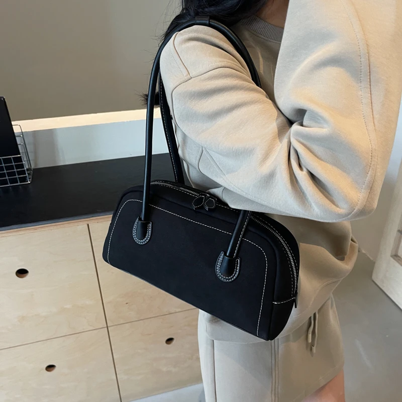 Замшевая сумка-мессенджер на плечо