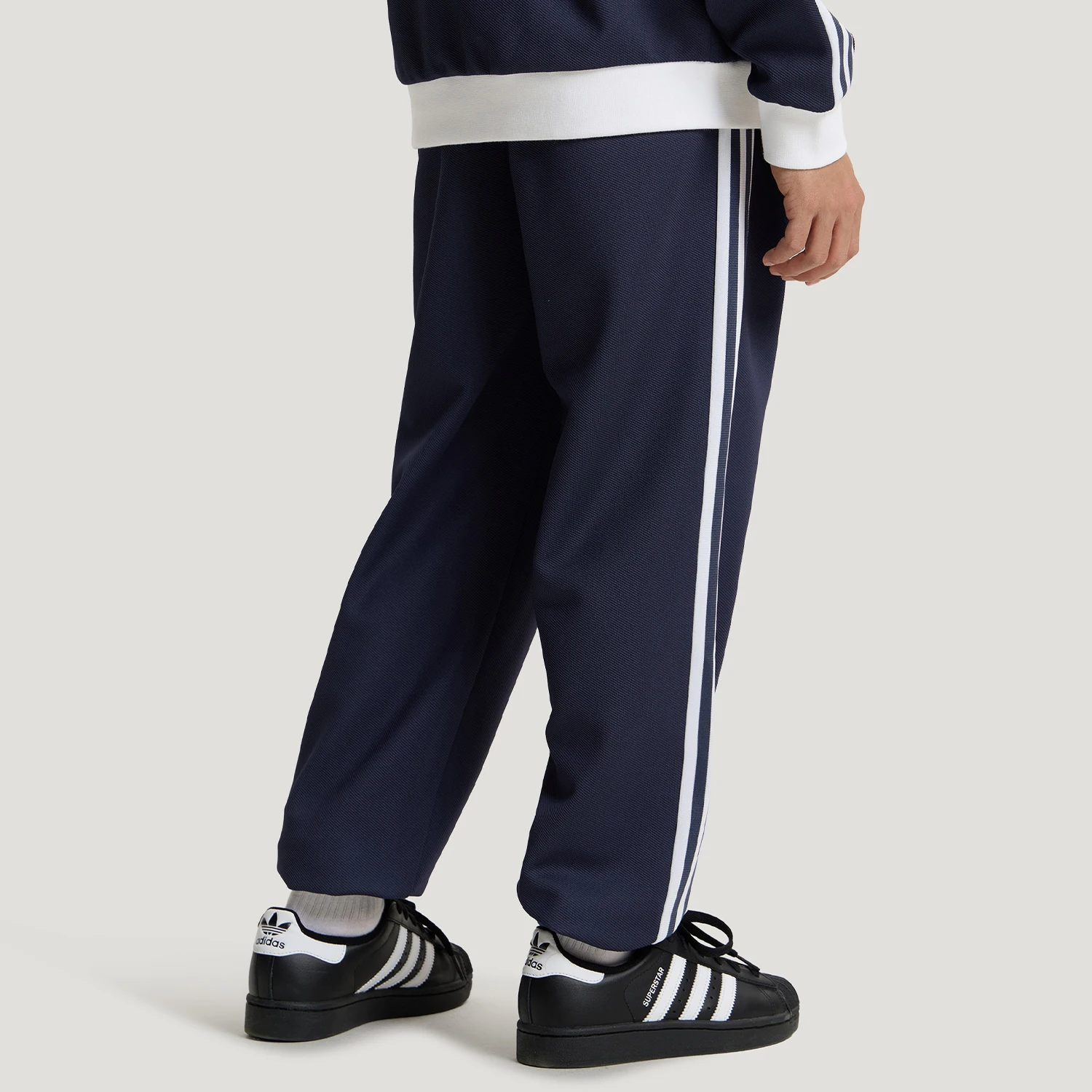 Фото Оригинальные детские свободные брюки Adidas с вышивкой и полосками KU9537 №3