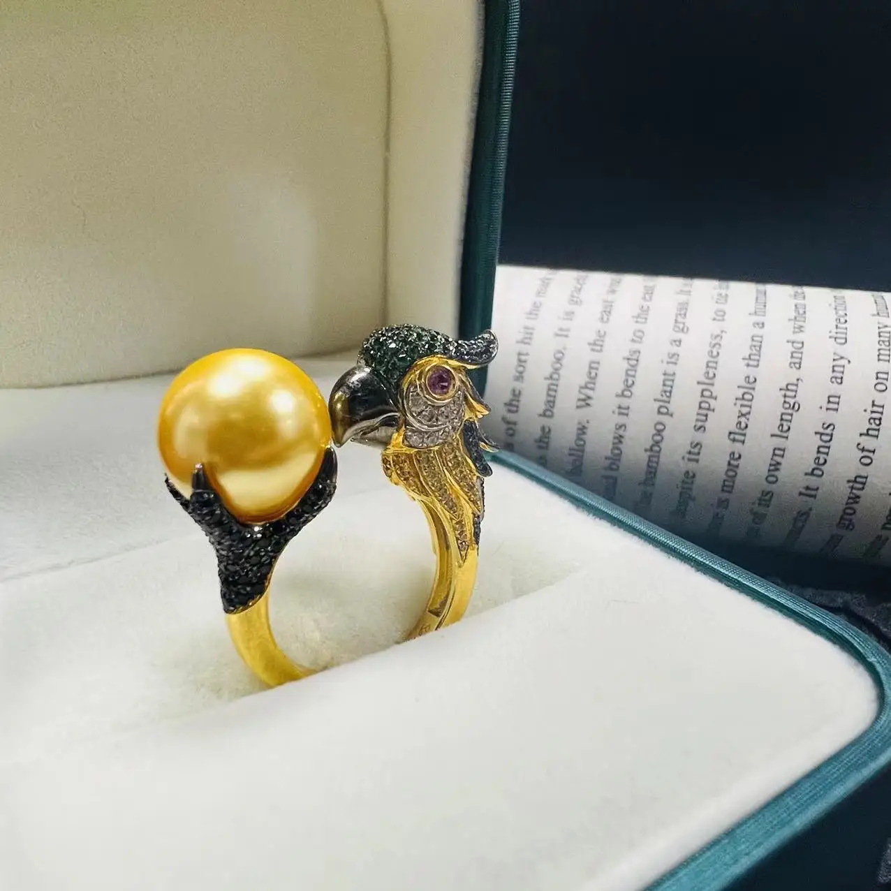 Серебряное кольцо с цирконием и жемчугом в виде попугая S925