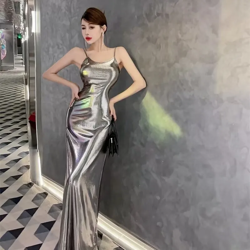 Серебристое эластичное дышащее длинное платье на бретелях летнее облегающее с