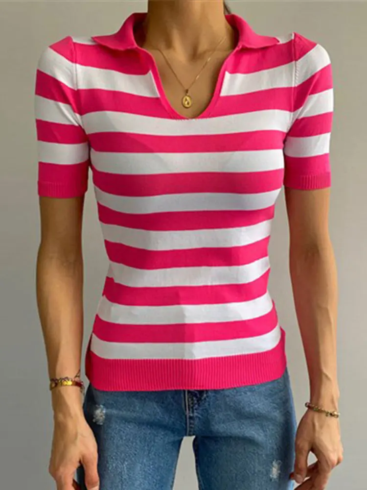 Женская трикотажная рубашка-поло в полоску с коротким рукавом и V-образным