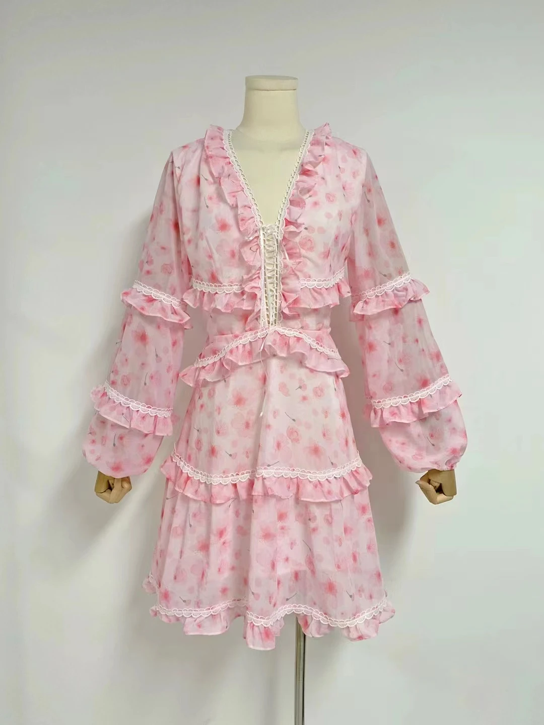 

Новинка лета 2023, женская одежда в европейском и американском стиле, женское роскошное Плиссированное Платье с V-образным вырезом и ажурным принтом