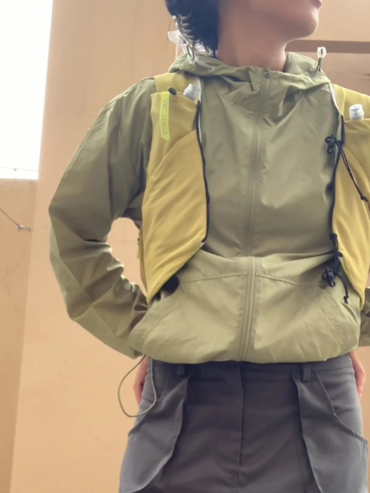 Функциональная легкая женская верхняя одежда с свободным капюшоном