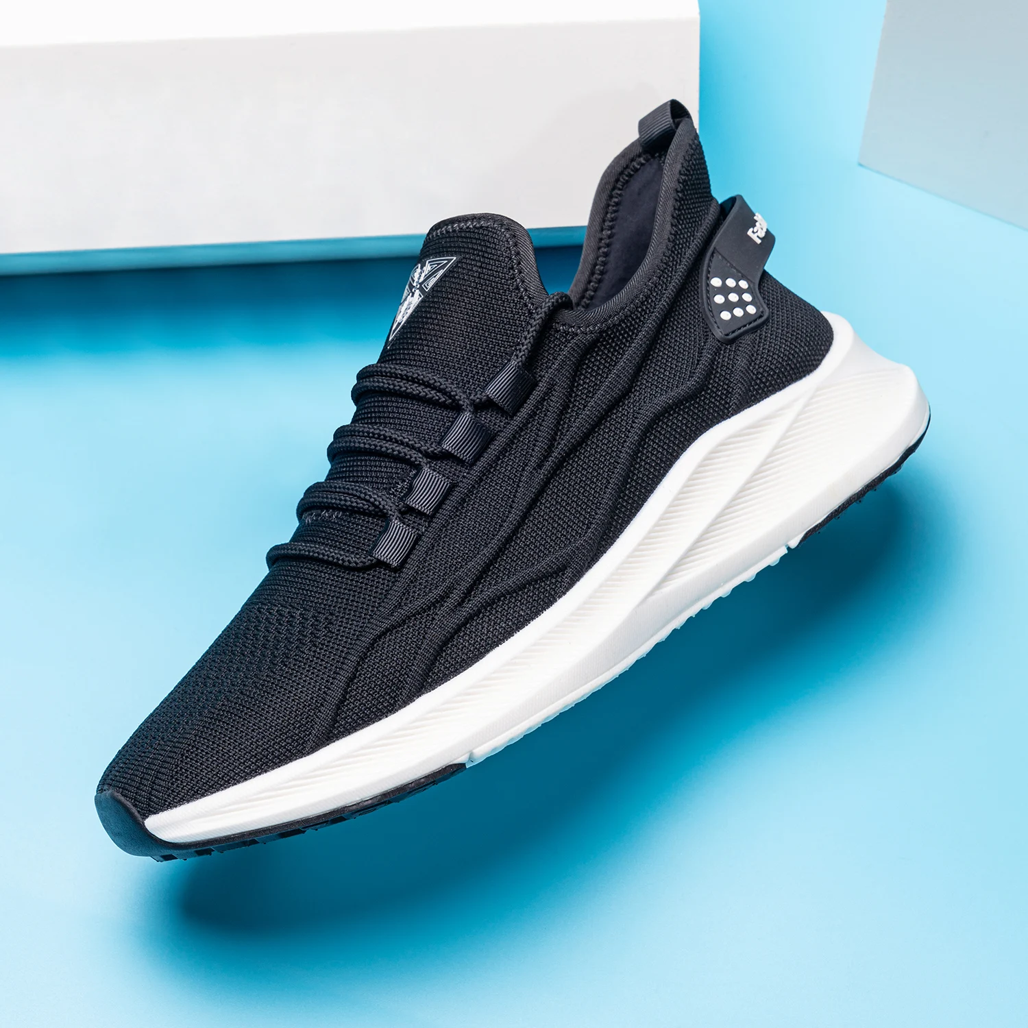 ONEMIX Summer Breathable Mesh Running Shoes for Men Walking Sneakers Women Slip On Outdoor Sport Casual Couples Gym Mens Shoes