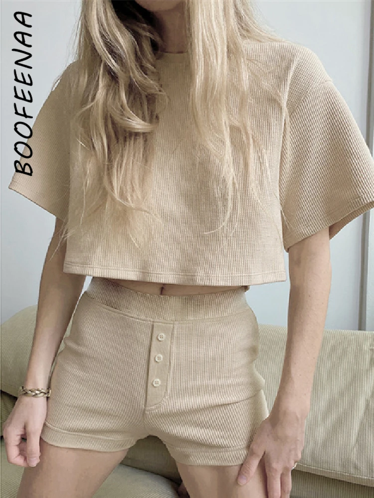

BOOFEENAA комплект из двух предметов Уютная летняя одежда для женщин 2022 модная повседневная одежда короткий топ и шорты подходящие комплекты