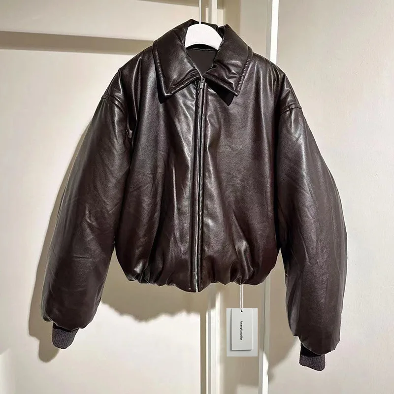 

Новинка Осень/Зима 2023 коричневое кожаное короткое хлопковое пальто с длинным рукавом и воротником-поло в том же стиле