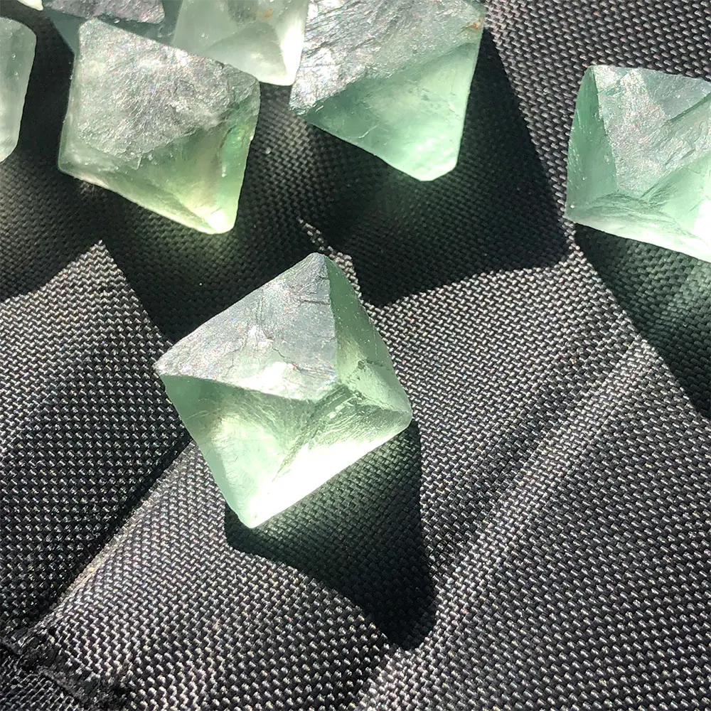 

Зеленый флюорит, октаэдр, натуральный камень