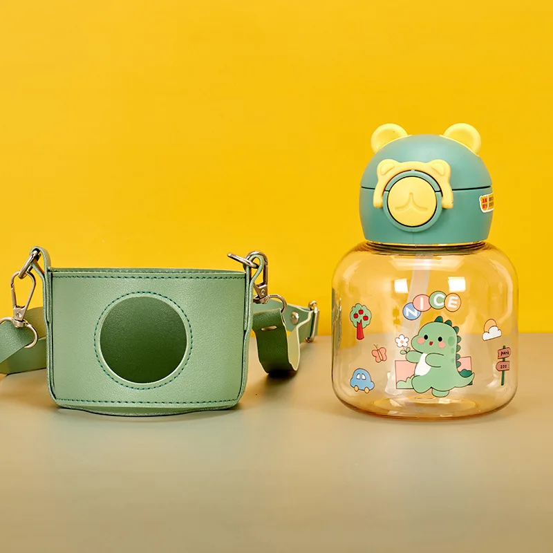 Пластиковый чайник с ремешком на тарелке 700 мл