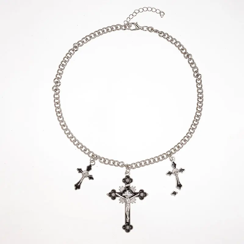Женская цепочка с подвеской-крестом в готическом стиле