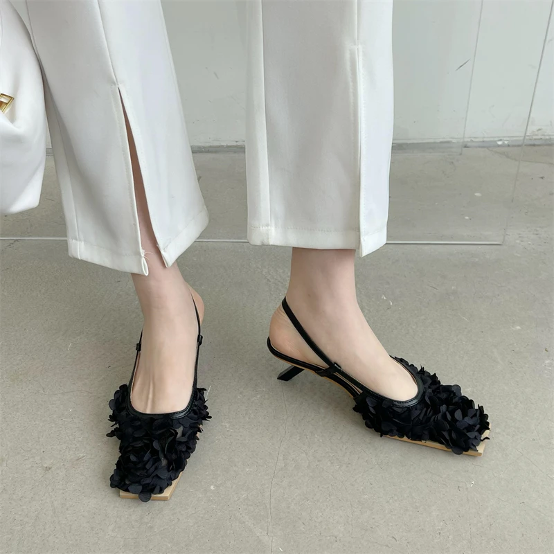 

Туфли-лодочки женские на низком каблуке, пикантные элегантные офисные туфли с ремешком на пятке, высокий белый цветок, черные, на лето